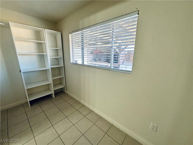 Building Photo - 1871 Shadow Mountain Pl