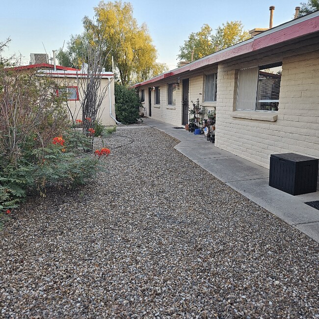 Primary Photo - 1609 N Louis Ln