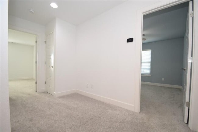 Building Photo - 4303 SW Bermuda Ave