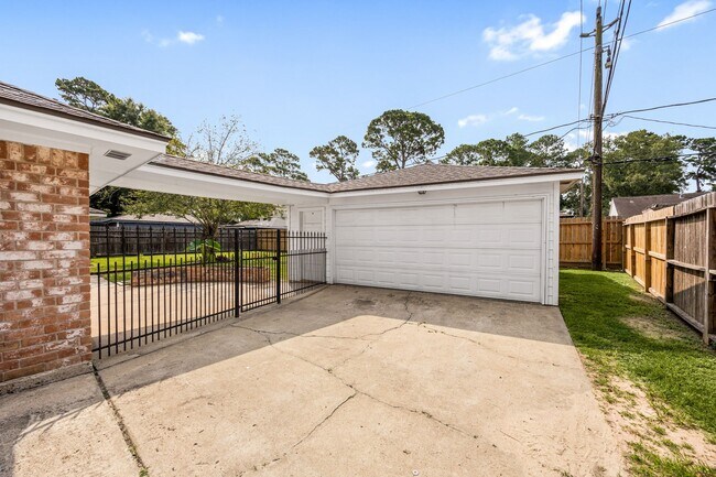Building Photo - 5923 Pebble Springs Dr