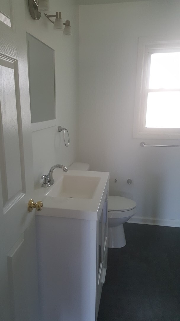 Building Photo - 104 N Cedar Ave