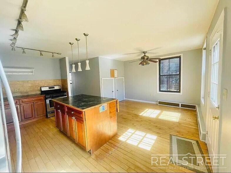 Building Photo - Stunning 1,600 SF Gut-Renovated Duplex Pen...