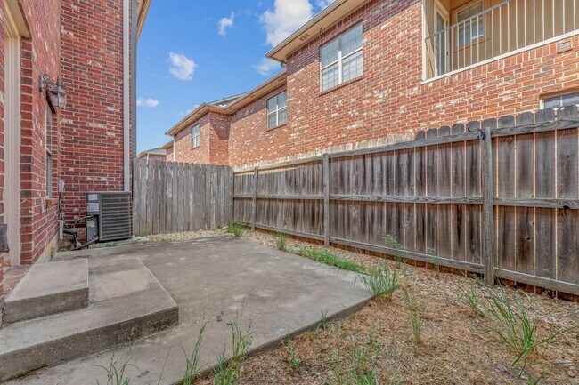 Building Photo - 304 Forest Dr Loop