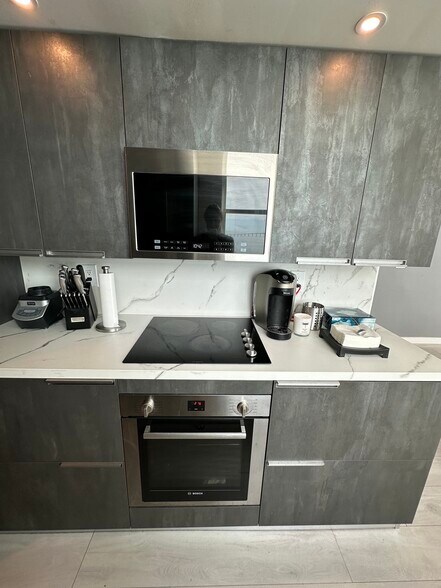 Building Photo - 800 Claughton Island Dr