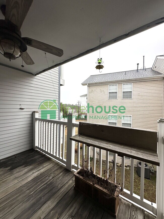 Building Photo - 3200 Lynnhaven Dr