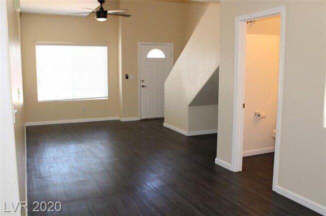 Building Photo - Bright & Beautiful 3-Bed Townhome with Bal...