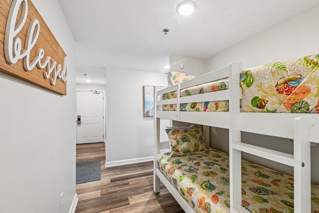 Building Photo - 9896 S Thomas Dr