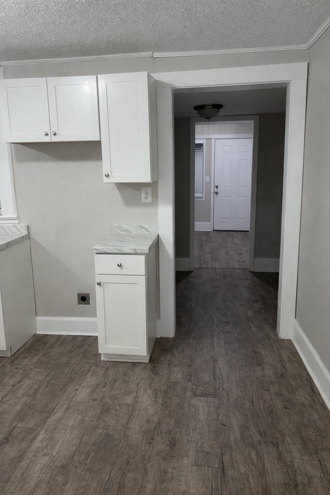 Building Photo - 554 Lynmore Ave