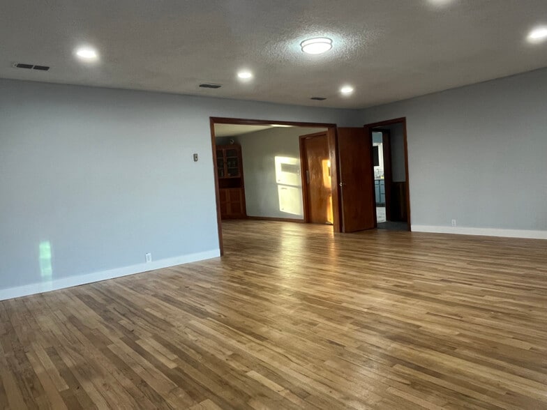 Building Photo - 216 Pine St