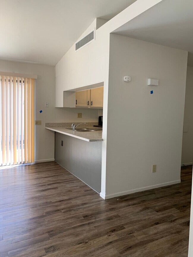 Building Photo - 3 bedroom 2 bath