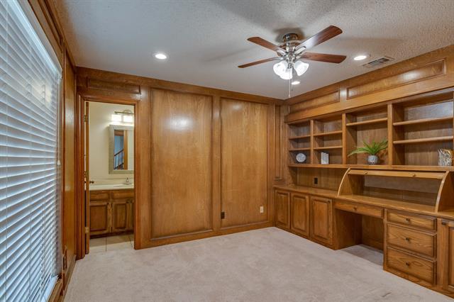 Building Photo - 704 Shady Ln