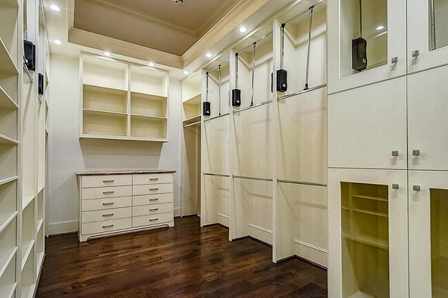 Building Photo - 5559 Holly Springs Dr