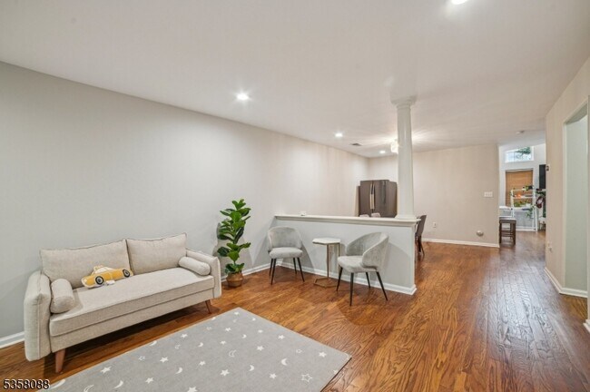Building Photo - 46 Mayflower Dr