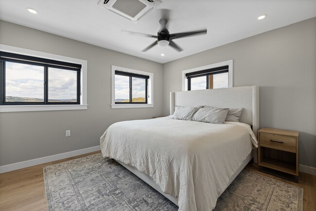 Building Photo - 4 BED | 2 BATH | BARNDOMINIUM | HOT SPRINGS | FURNISHED