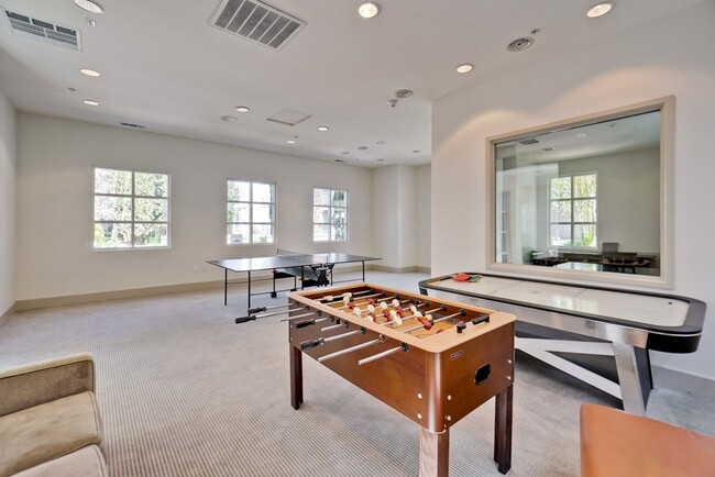 Building Photo - Large Santa Clara 1 Bedroom Condo in River...