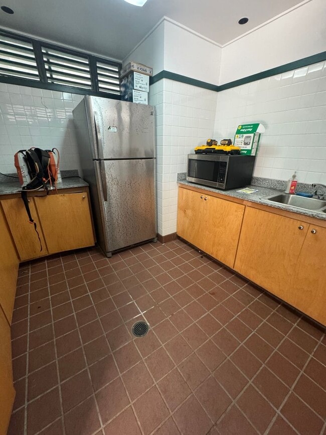 Building Photo - 3 BED, 2 BATH, 2 Parking with AC- Kalani I...