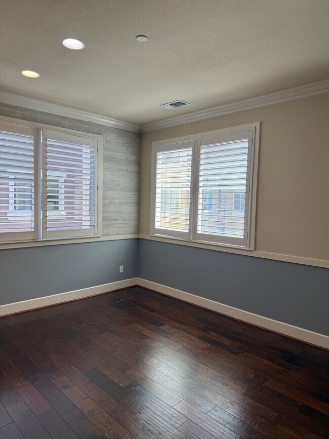 Building Photo - Gorgeous 4 Bed, 3.5 Bath End Unit Townhome in Perfect Dublin Location