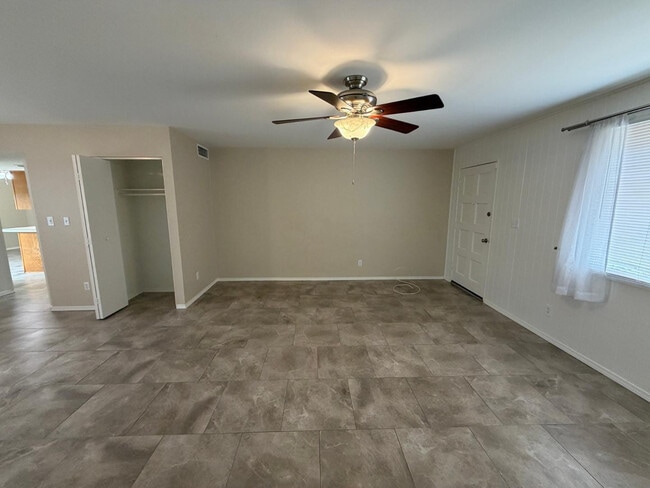 Building Photo - 1609 E Ellis Dr