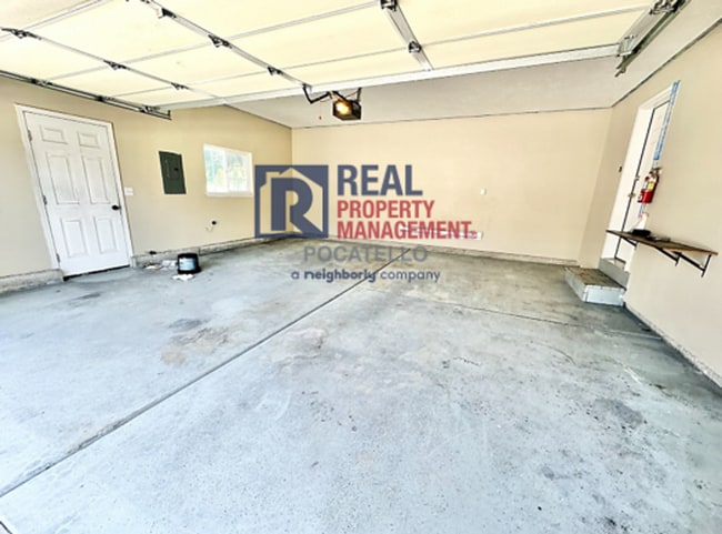 Building Photo - 5 Bedroom 3.5 Bath House - Pet Friendly