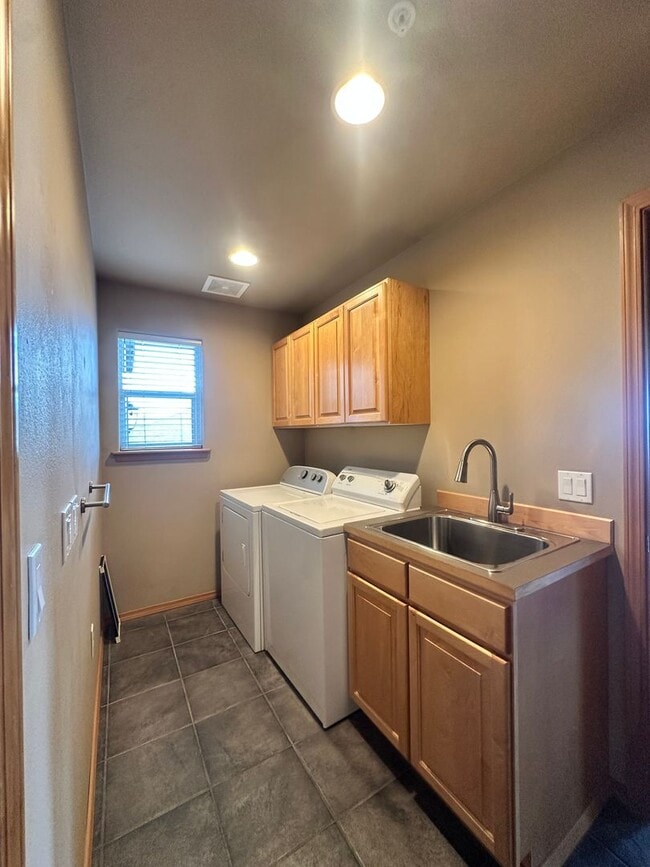 Building Photo - Beautiful Fancher Heights Home for Rent