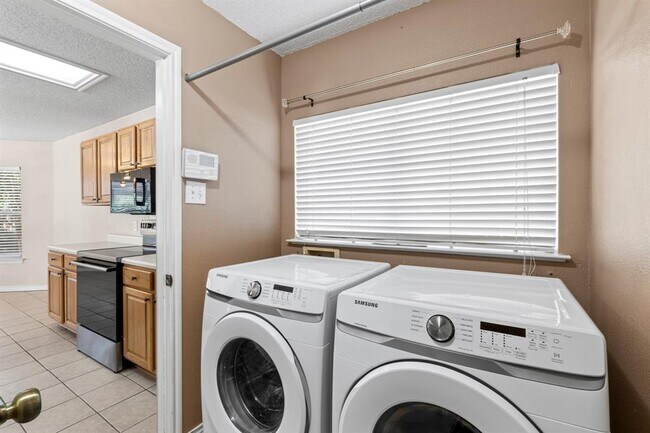 Building Photo - 1704 Matagorda Dr
