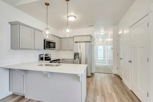 Building Photo - 667 N 380 W