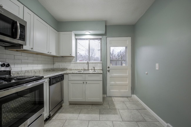 Building Photo - 510 NE Corder St