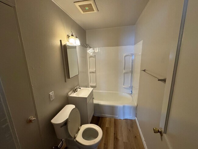 Building Photo - $900 - 3 bed 1 bath - Single Family Home