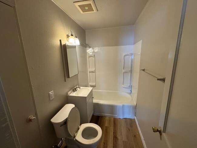 Building Photo - $950 - 3 bed 1 bath - Single Family Home