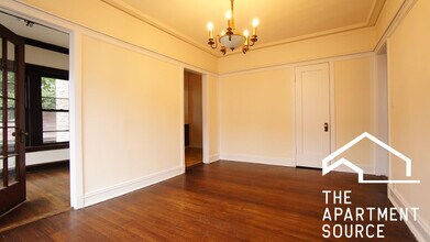 Building Photo - 2422 N Sawyer Ave