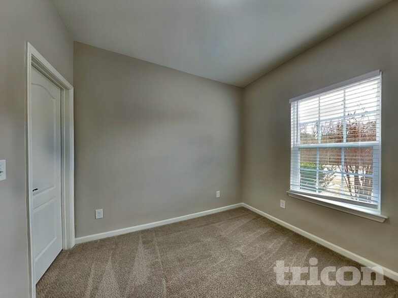 Building Photo - 616 Fredericksburg Dr