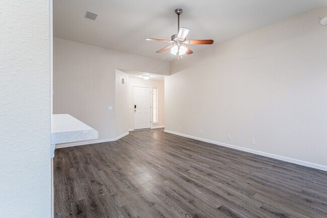 Building Photo - Comfortable 3BR/2BA Home with Vinyl Floori...