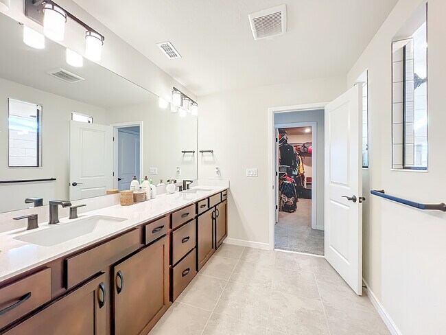 Building Photo - 1021 Savannah Palms Blvd