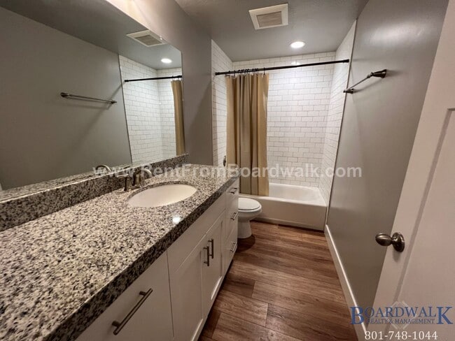 Building Photo - Stylish Vineyard Basement Apartment!