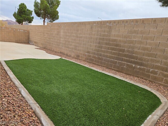 Building Photo - 993 White Glacier Ave