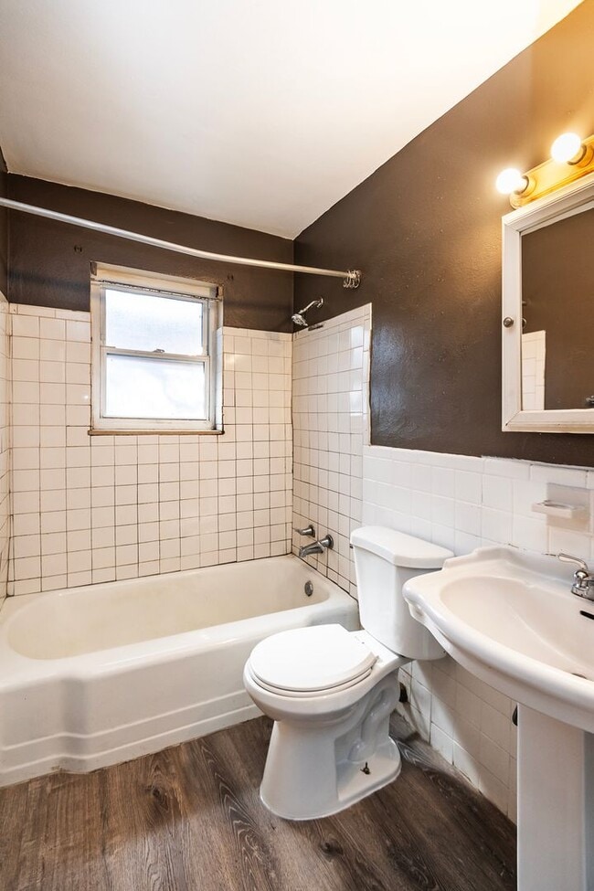 Building Photo - Lovely 2 Bedroom 2 Bathroom Home