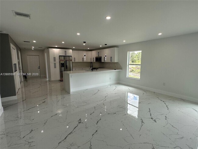 Building Photo - 1125 Milwaukee Blvd