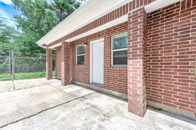 Building Photo - 8903 Sultan Dr