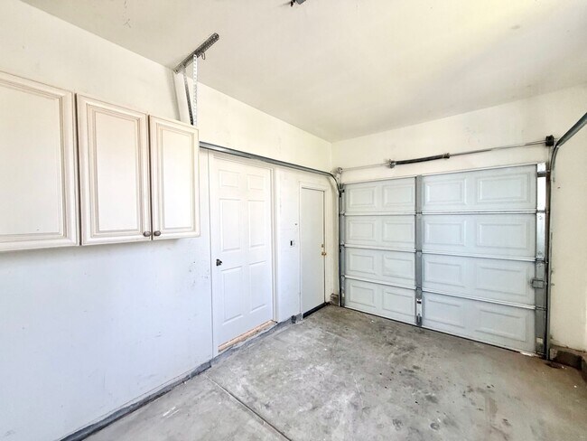 Building Photo - Spacious 3 Bedroom Home with Loft, Large Backyard & 2 Car Garage