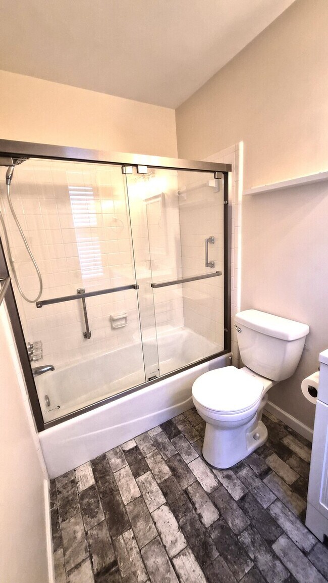 Building Photo - Great Two Bedroom Townhouse Convenient to Downtown Greenville!