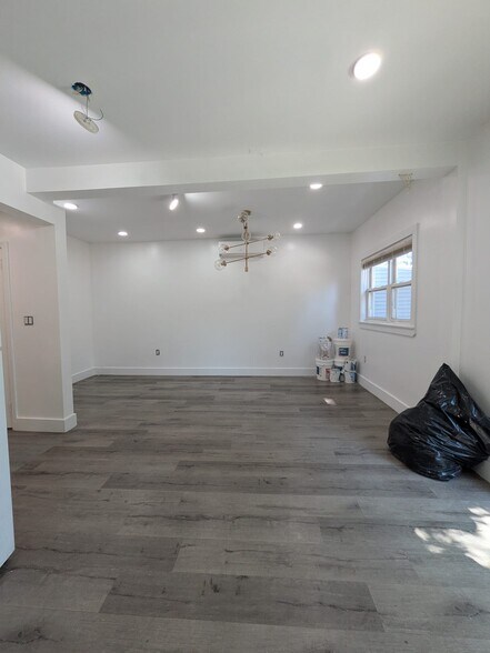 Building Photo - 28 E 47th St