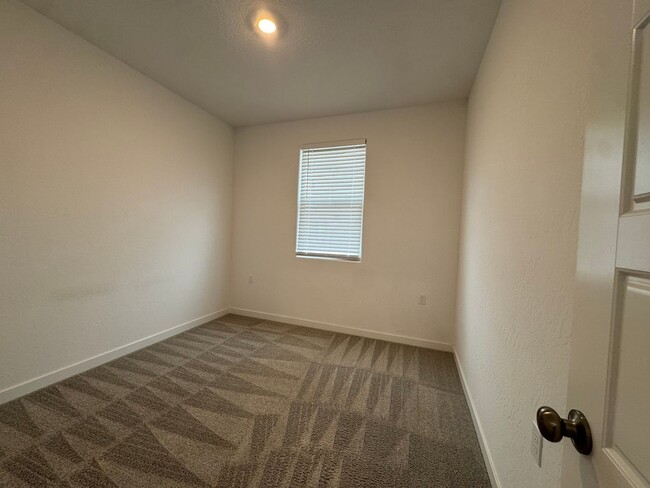 Building Photo - 997 Pioneer Dr W