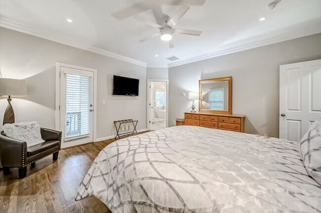 Building Photo - 739 Saint Charles Ave NE