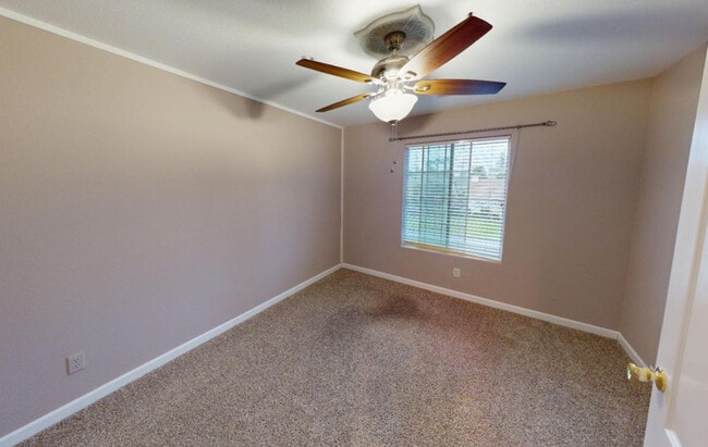 Building Photo - 2638 E Skyview Ave