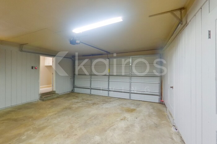 Building Photo - 5824 Tam Oshanter Ave