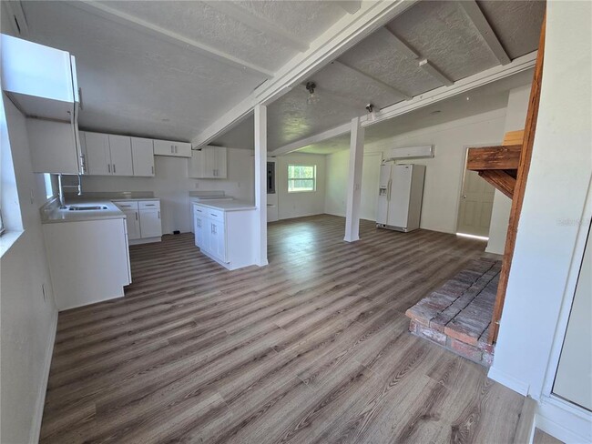 Building Photo - 9541 Round Lk Dr