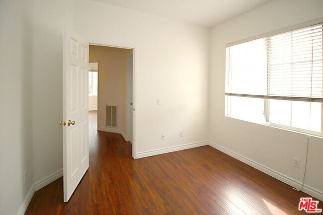 Building Photo - 915 Somerville