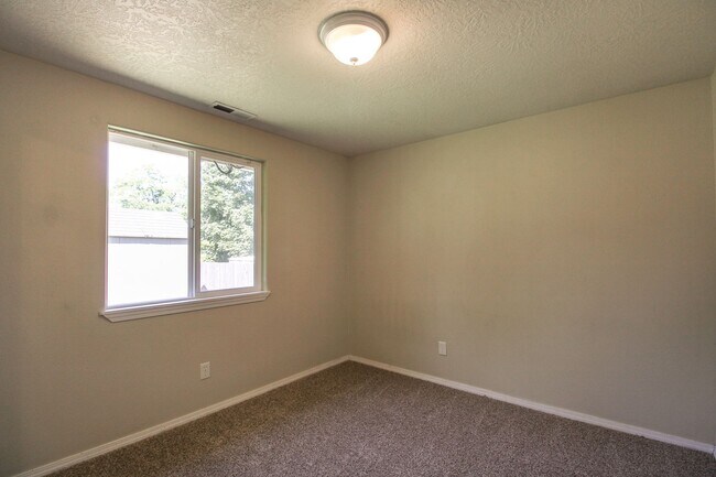 Building Photo - 3882 Lone Oak Rd SE