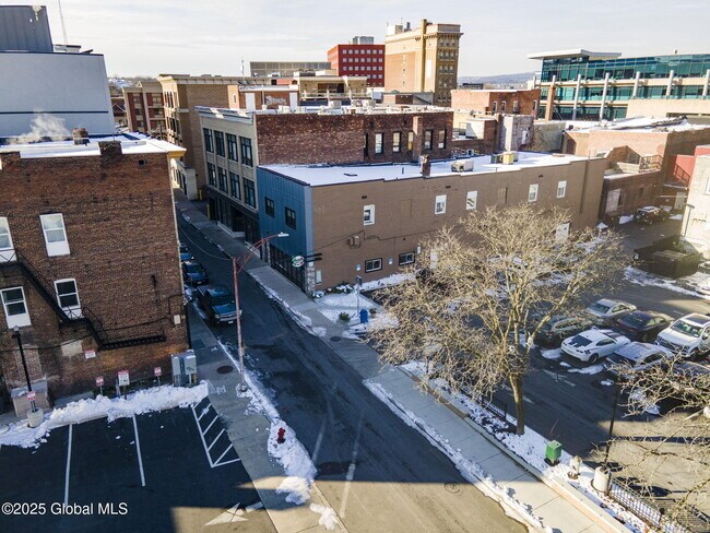 Building Photo - 140 Clinton St