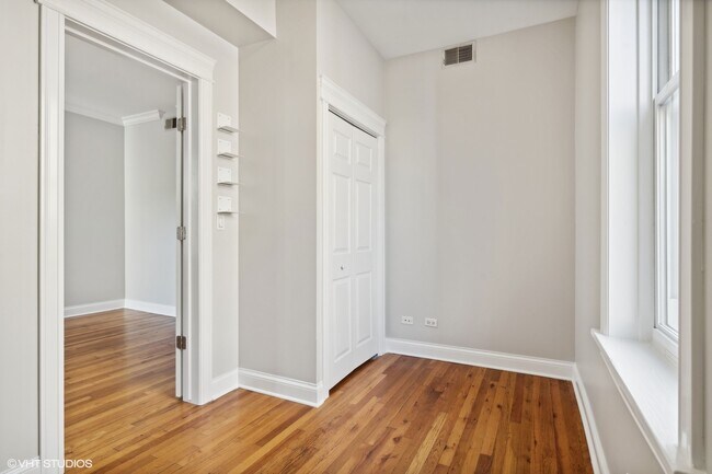 Building Photo - 2345 W Thomas St